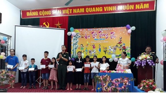Đại diện chỉ huy Tiểu đoàn 371 tặng quà các cháu thiếu nhi có thành tích xuất sắc trong học tập.
